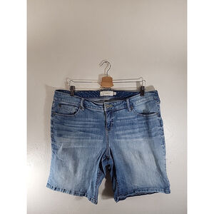 Torrid Bermuda Denim Shorts With Stretch Size 18